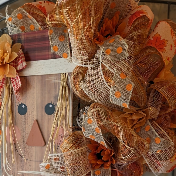 Pretty Betty Scarecrow Wreath - Picture 13 of 14